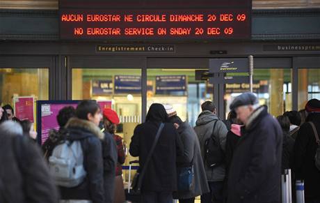 Cestující ped informaní tabulí. Vlaky eurostar kvli zim nejely. 